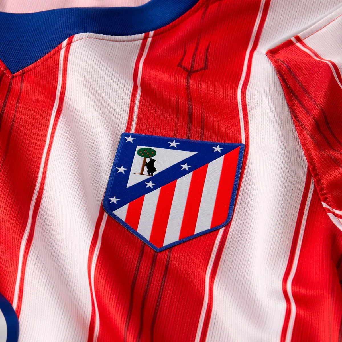 Camiseta Atlético de Madrid barata 2026/27 primera equipación (detalle del escudo)