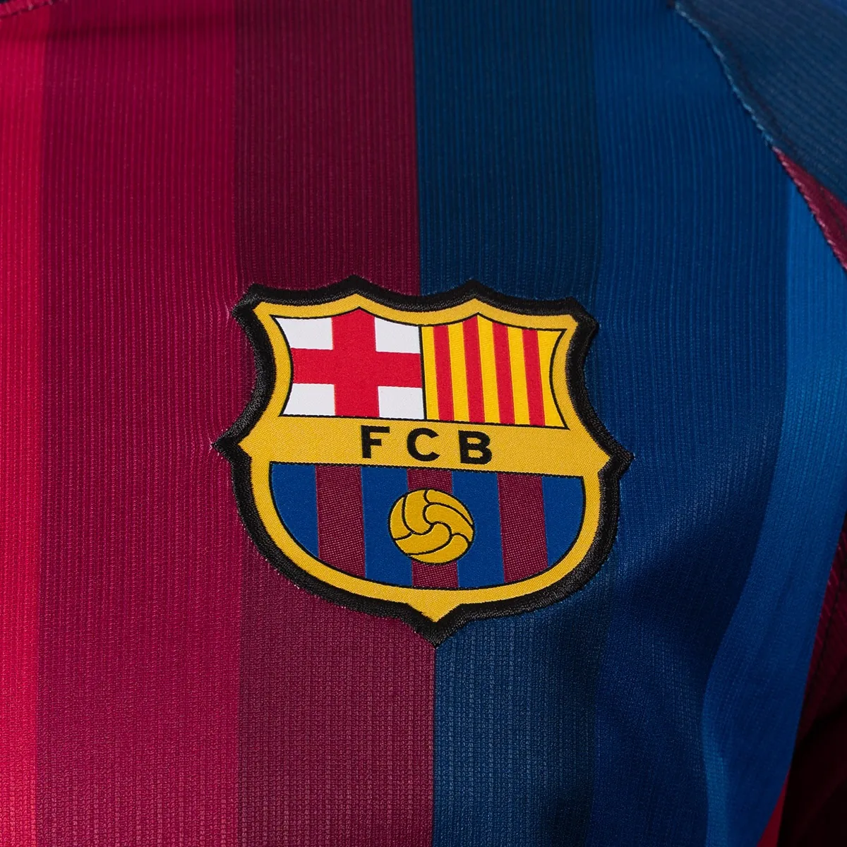 Camiseta FC Barcelona barata 2026/27 primera equipación (detalle del escudo)