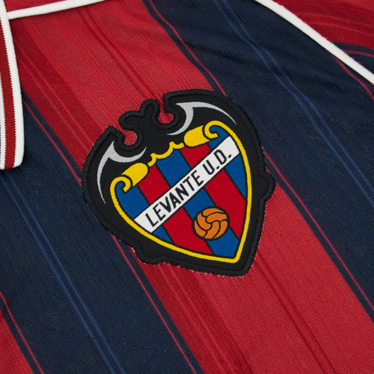 Camiseta Levante UD barata 2026/27 primera equipación (detalle del escudo)