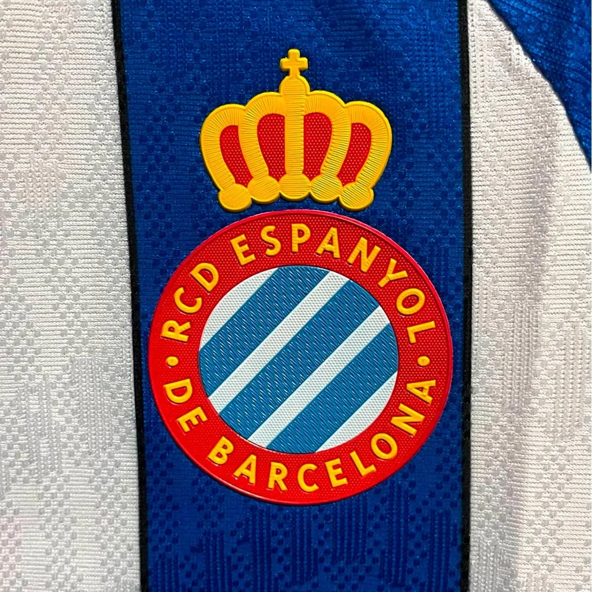 Camiseta RCD Espanyol barata 2026/27 primera equipación (detalle del escudo)