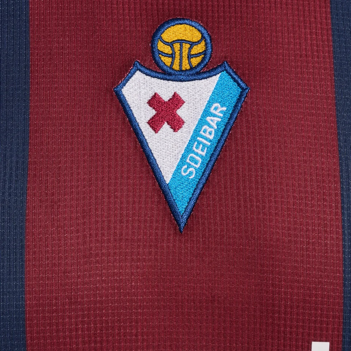 Camiseta SD Eibar barata 2026/27 primera equipación (detalle del escudo)