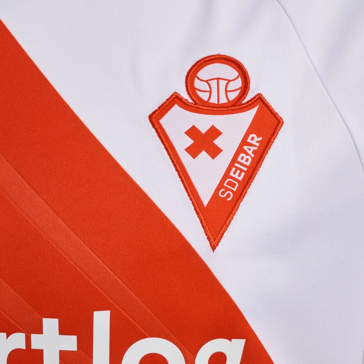 Camiseta SD Eibar barata 2026/27 segunda equipación (detalle del escudo)