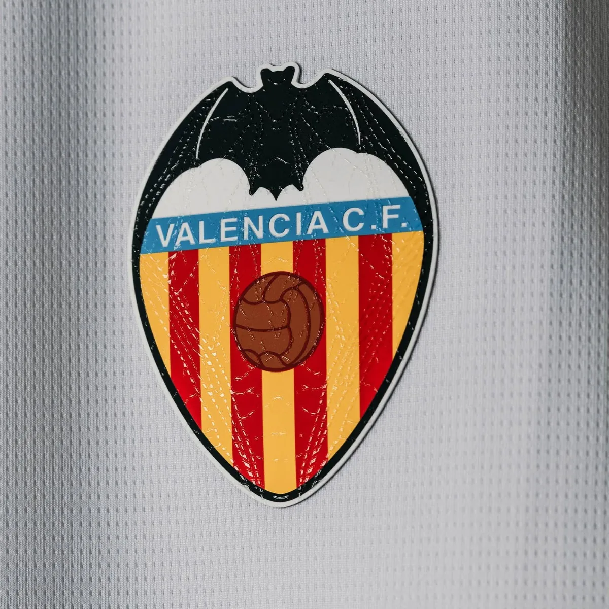 Camiseta Valencia CF barata 2026/27 primera equipación (detalle del escudo)